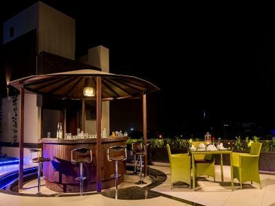 Hotel Ranbirs Лакхнау Экстерьер фото